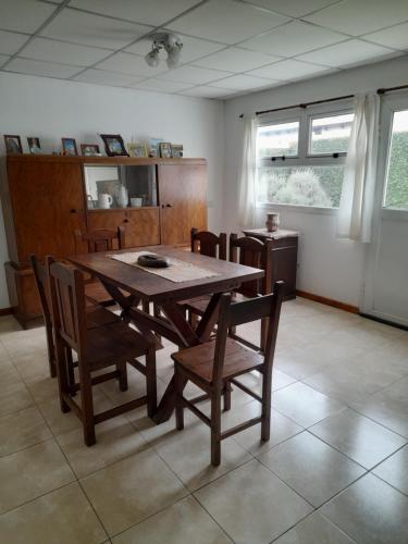 comedor con mesa de madera y sillas en Casa de descanso para 6 en Tandil en Tandil