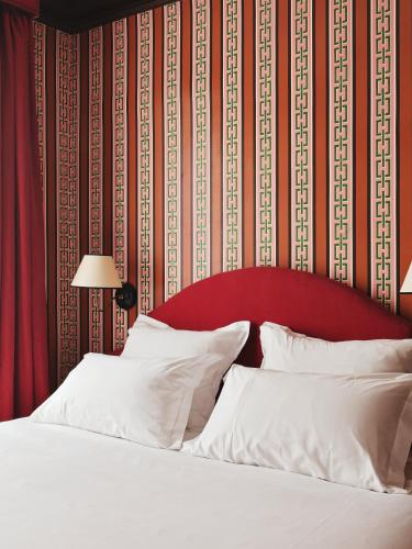 Hôtel Les Deux Garesにあるベッド