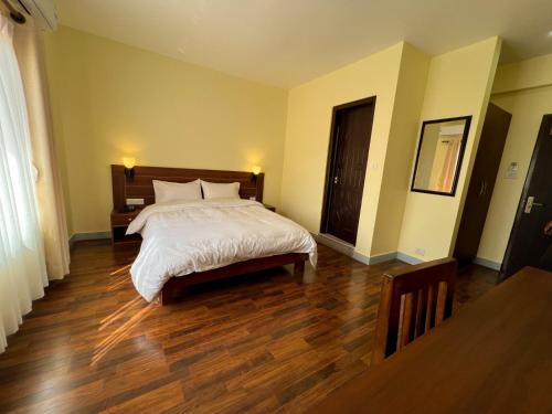 Postel nebo postele na pokoji v ubytování HOTEL CLAIRE INN