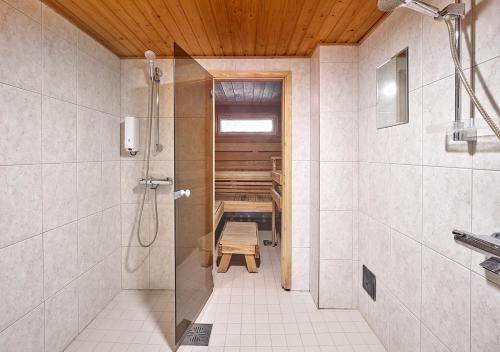 Ett badrum på Hotelli-Ravintola Gasthaus Lohja