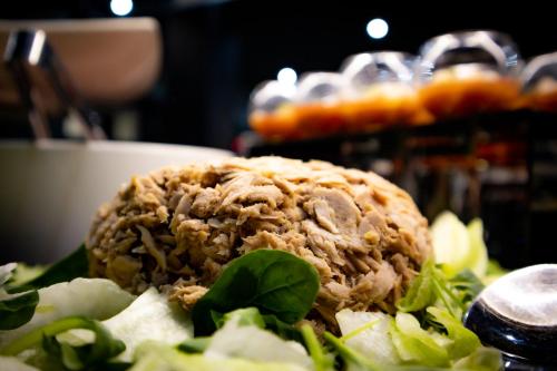 ホテルの敷地内または近くでの食事または食べ物