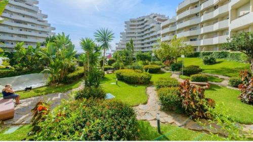 Precioso apartamento con piscinas y vistas al mar.