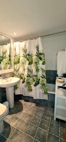 Precioso apartamento con piscinas y vistas al mar.