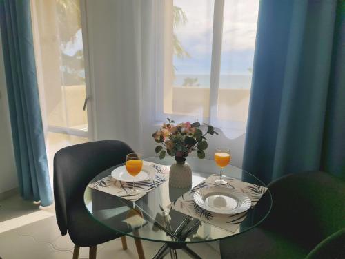 Precioso apartamento con piscinas y vistas al mar.