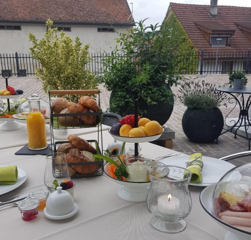 einen Tisch mit Teller mit Speisen darüber in der Unterkunft Auberge Passepartout in Zeihen