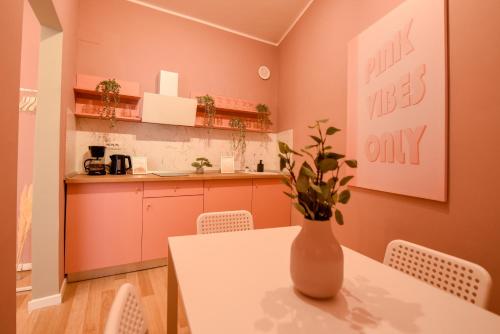 Magheru Boulevard Cozy Studios - Where Less is More