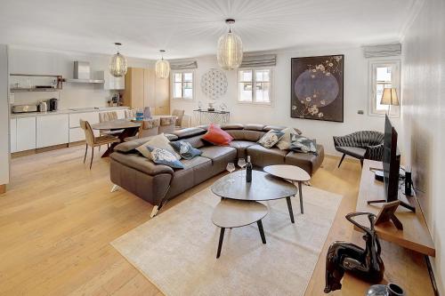 un salon avec un canapé et une table dans l'établissement Cannes banane 50m croisette, luxueux 4 pièces dans résidence de standing, à Cannes