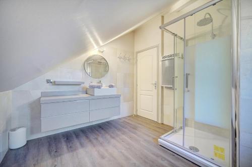 une salle de bain avec un lavabo et une douche dans l'établissement Cannes banane 50m croisette, luxueux 4 pièces dans résidence de standing, à Cannes