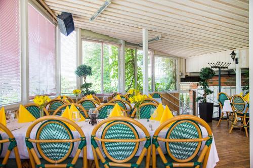 a dining room with a table with yellow chairs at Hotelli-Ravintola Gasthaus Lohja in Lohja