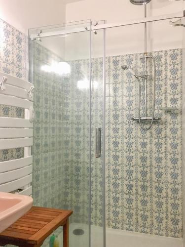 une salle de bain avec une douche en verre avec un lavabo dans l'établissement Cannes - Beachfront with private garden - Palm Beach Croisette, à Cannes