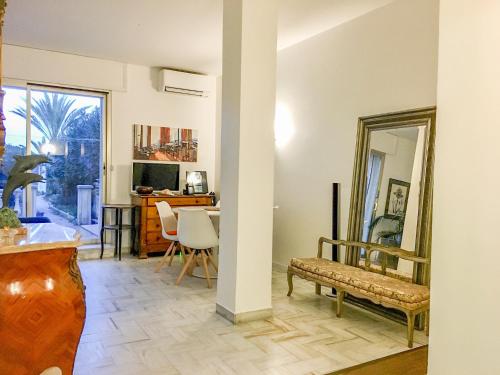 - un salon avec un miroir et une table dans l'établissement Cannes - Beachfront with private garden - Palm Beach Croisette, à Cannes