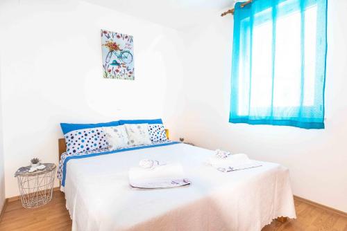 ein Schlafzimmer mit einem Bett mit zwei Handtüchern darauf in der Unterkunft Apartment Hannah in Novalja