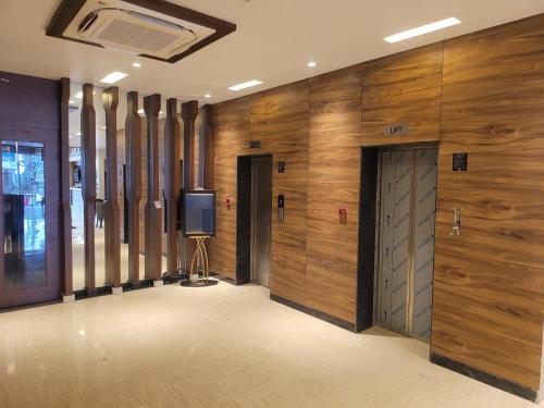 HOTEL SIMRAN INTERNATIONALにあるテレビまたはエンターテインメントセンター