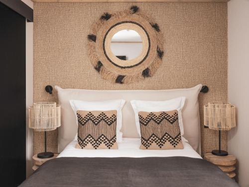 Letto o letti in una camera di Maisons du Monde Hôtel & Suites - Marseille Vieux Port