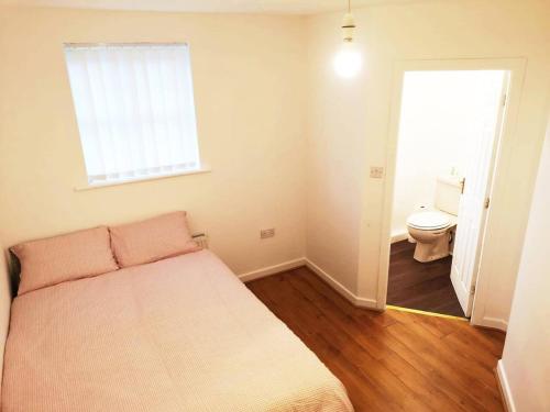 En eller flere senge i et værelse på Quiet residential area within easy reach to town