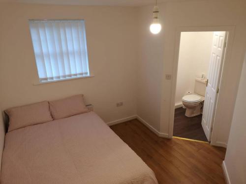 - une petite chambre avec un lit et des toilettes dans l'établissement Quiet residential area within easy reach to town, à Manchester