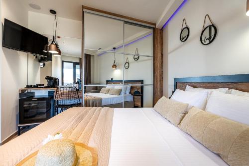 Μια τηλεόραση ή/και κέντρο ψυχαγωγίας στο Moon Boutique Hotel - Ultra Luxury Suites with Pool, Perfect for Fun and Relaxation By Villa Mana Gers
