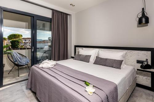 Ένα ή περισσότερα κρεβάτια σε δωμάτιο στο Moon Boutique Hotel - Ultra Luxury Suites with Pool, Perfect for Fun and Relaxation By Villa Mana Gers