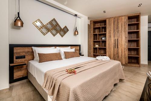 Ένα ή περισσότερα κρεβάτια σε δωμάτιο στο Moon Boutique Hotel - Ultra Luxury Suites with Pool, Perfect for Fun and Relaxation By Villa Mana Gers