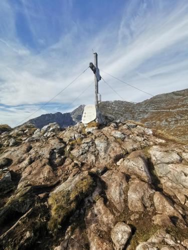 a wooden pole on top of a rocky mountain at Ferienhof Pacher in Spital am Pyhrn