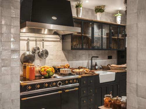 Cucina o angolo cottura di Maisons du Monde Hôtel & Suites - Marseille Vieux Port