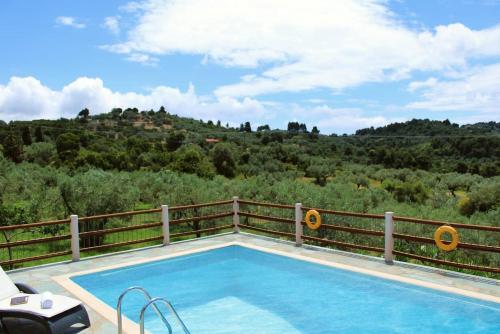 Výhled na bazén z ubytování Villa Tenedos nebo okolí