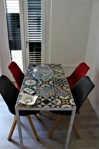 a table with a glass plate on top of it at B&B Belvedere All'Idria in Ragusa