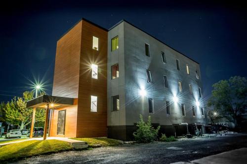 Luxury Boutique 2 Bedroom Condo 4b - No Fee's