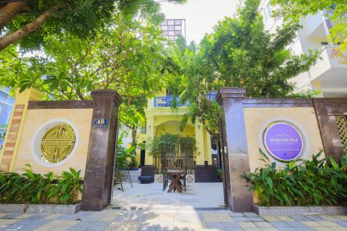 an entrance to the courtyard of a building at Thi Boutique Villa in Da Nang