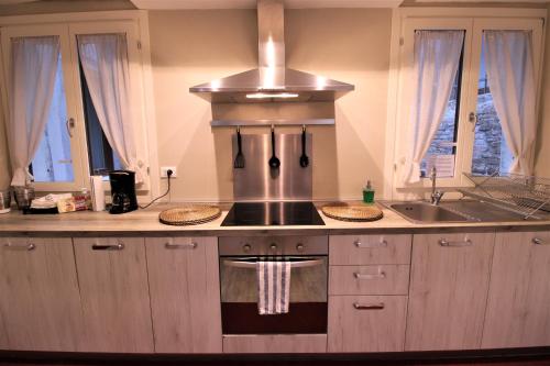 una cucina con fornelli e lavello di San Marco Fenice 3bdr 2bth apartment a Venezia