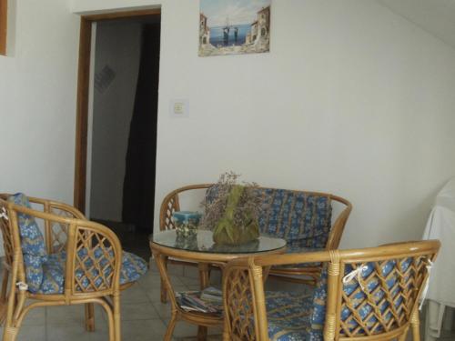 Posedenie v ubytovaní Apartment in Kustici with balcony, WiFi, washing machine (4847-1)