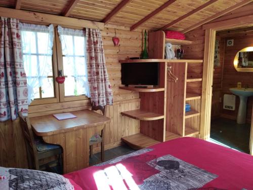 TV a/nebo společenská místnost v ubytování Chalet Le Paradou Adults only