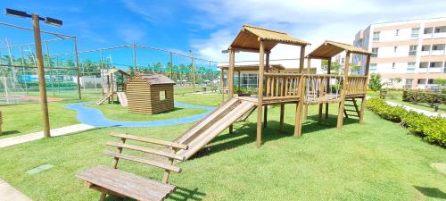 einen Park mit Spielplatz mit Rutsche und Bank in der Unterkunft Muro Alto Condomínio Clube in Porto De Galinhas