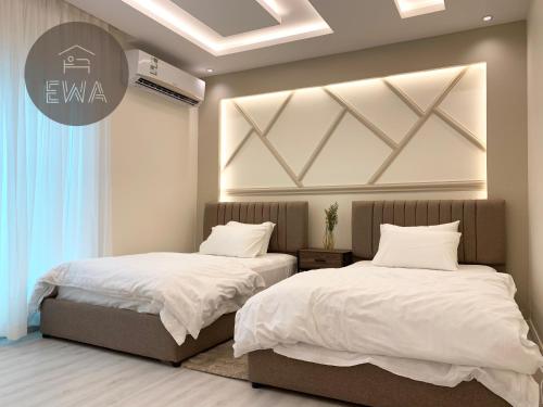 2 nebeneinander sitzende Betten in einem Schlafzimmer in der Unterkunft Kease Sulimania -5 Elegance Terrace GX91 in Riad