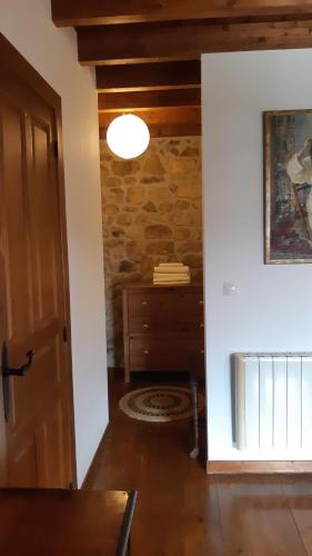 um corredor com um quarto com uma parede de pedra em Casa Liron em Corao