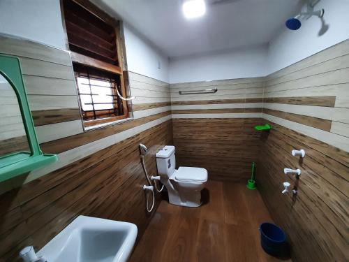 een badkamer met een toilet en een wastafel bij Lakwin guest wilpattu in Nekattegama