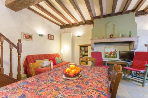 un salon avec une table avec un bol de fruits dessus dans l'établissement L'Escargot, à Corgoloin