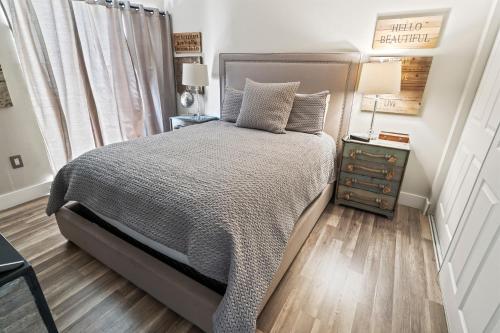 1 dormitorio con 1 cama y suelo de madera en VOTED KEY LARGO'S #1 DESTINATION, Pool, Marina, Kayaks, Tennis, Pickle Ball, en Cayo Largo