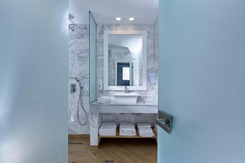 łazienka z umywalką i lustrem w obiekcie Arminda Hotel & Spa w mieście Hersonissos