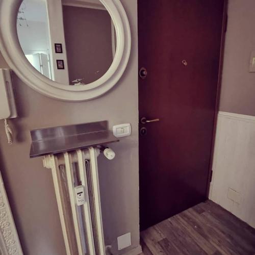 een badkamer met een deur en een spiegel bij Il Giardino di Margherita in Turijn
