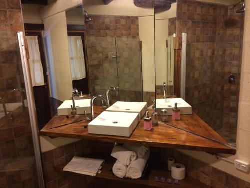 a bathroom with two sinks and a large mirror at la matilda in Santa Rosa de Calamuchita