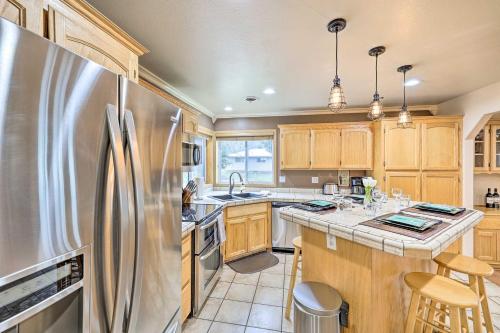 Η κουζίνα ή μικρή κουζίνα στο Kooskia Sanctuary with Patio, Fire Pit and Grill!