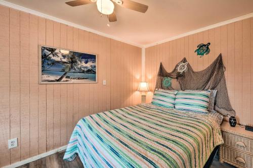Llit o llits en una habitació de Gulf Shores Escape with Grill, 4 Mi to Beach!