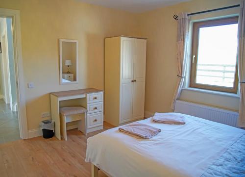 Postel nebo postele na pokoji v ubytování Malachys Rest Dingle by Trident Holiday Homes