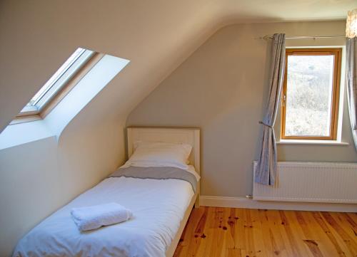Postel nebo postele na pokoji v ubytování Malachys Rest Dingle by Trident Holiday Homes