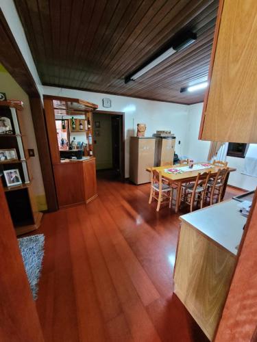 a kitchen and dining room with a table and chairs at Espaço Doméstico in Caxias do Sul