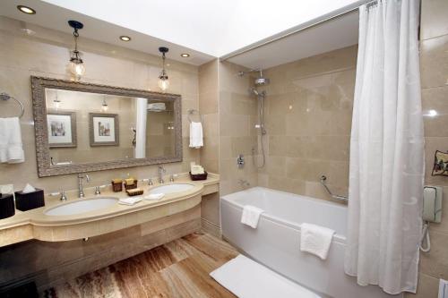 Koupelna v ubytování Resort Center SHARZHUM