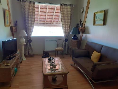 un salon avec un canapé et une table dans l'établissement La Guette, à Cercy-la-Tour