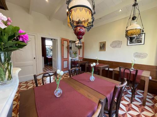 - une salle à manger avec une table et des chaises dans l'établissement BnB 't Ambacht - Boutique Hotel, à Hendrik-Ido-Ambacht