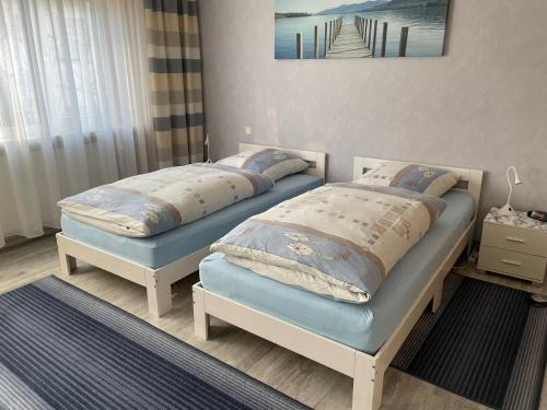 two twin beds in a room with at Ferienwohnung am Wald - Nähe Funpark in Zirndorf
